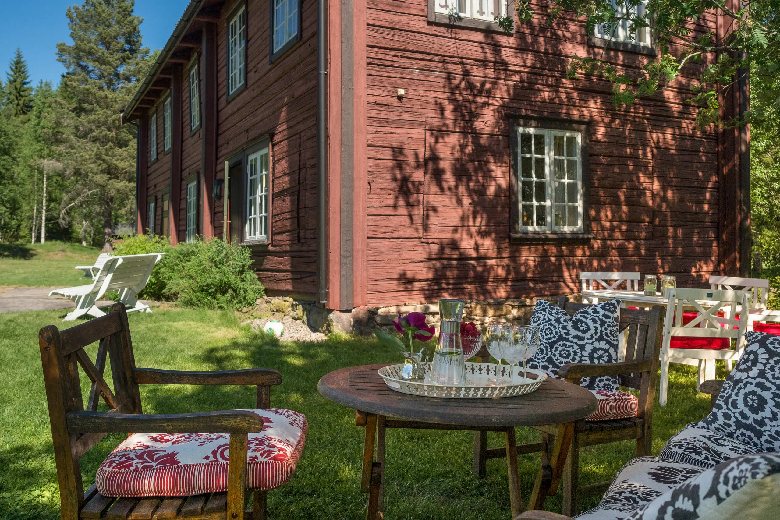 hagemøbler ute foran Drengestua